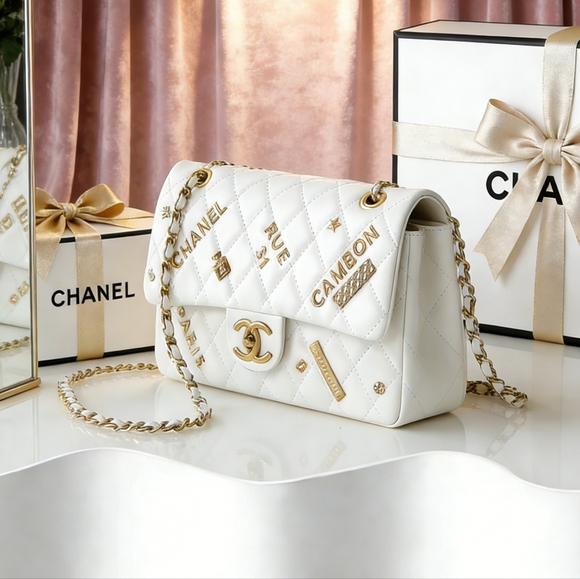 <AUTHENTIC>Chanel Classic Flap Bag in Quilted White - Picture 2 of 6